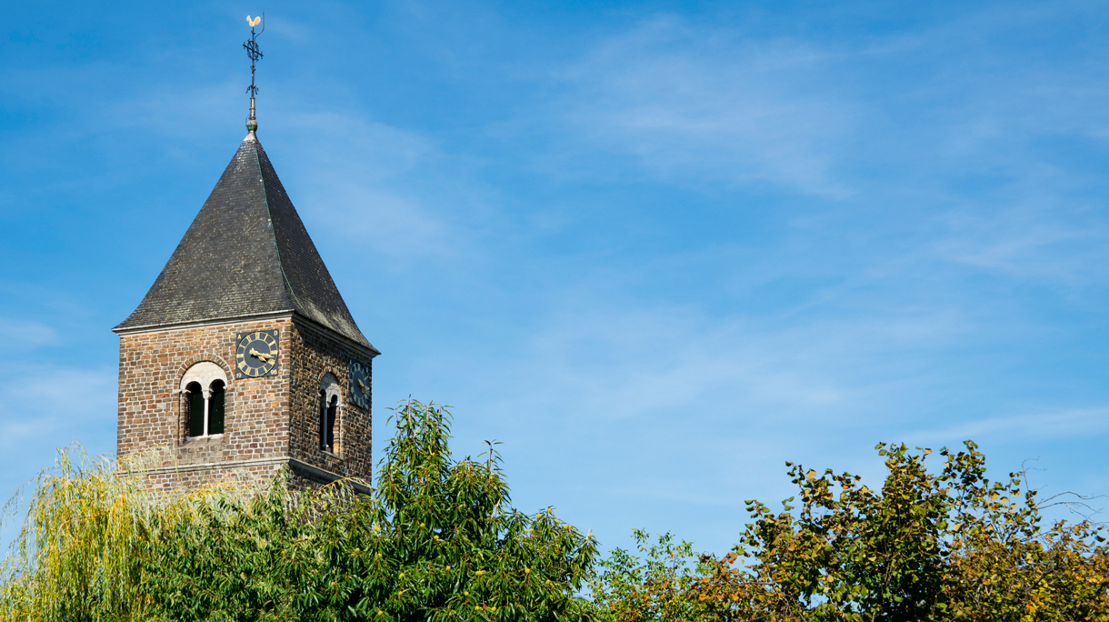 De kerktoren van Mesch.