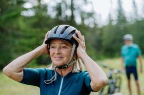 Beeld bij Zo stel je je fietshelm goed af