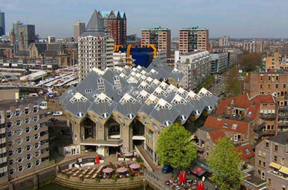 Beeld bij Kubuswoningen en Erasmusbrug