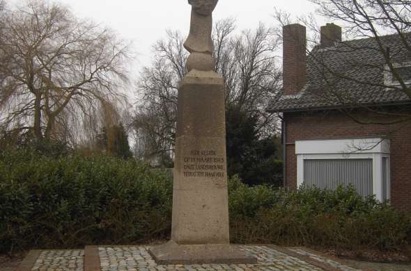 Beeld bij Nabij de Belgische grens en langs het monument in Eede