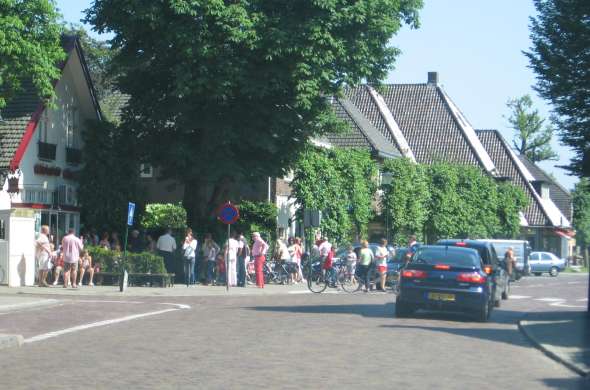 Beeld bij door het Gooi en langs ijssalon De Hoop