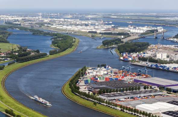 Beeld bij De Rotterdamse haven