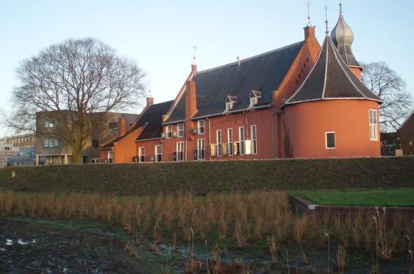 Beeld bij Door de enige vestigingsstad in Drenthe