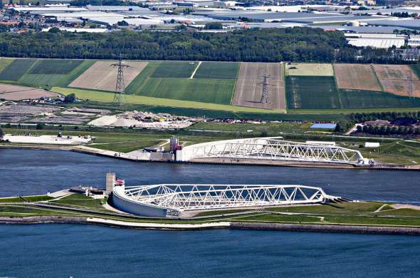 Beeld bij Bootjes kijken bij de Maeslantkering