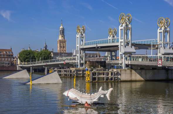 Beeld bij De bruggen van Kampen