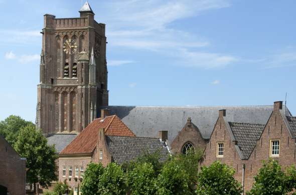 Beeld bij De eeuwenoude Sint Martinus van Woudrichem