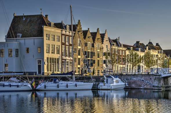 Beeld bij De synagoge van Middelburg