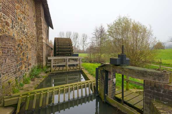 Beeld bij De Sint-Ursulamolen aan de Leubeek