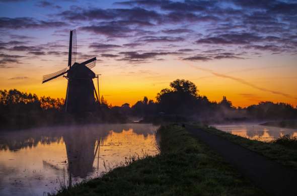 Beeld bij Molens bewonderen van dorpjes in Zuid-Holland