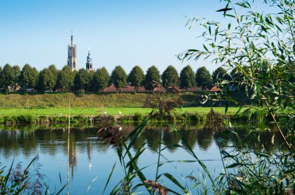 Beeld bij Een zeesluis in de polder