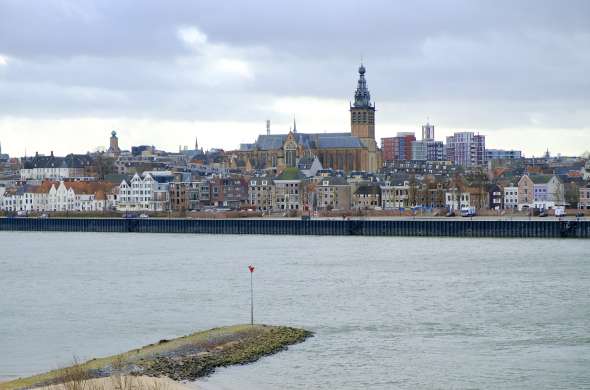 Beeld bij Nijmegen en de Waal