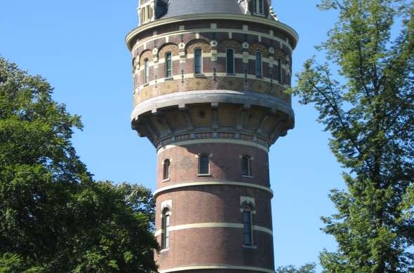 Beeld bij Een watertoren midden in het stadspark