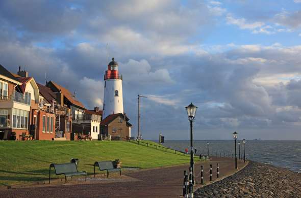 Beeld bij De vuurtoren van Urk