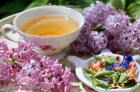 Beeld bij Bloemen en thee